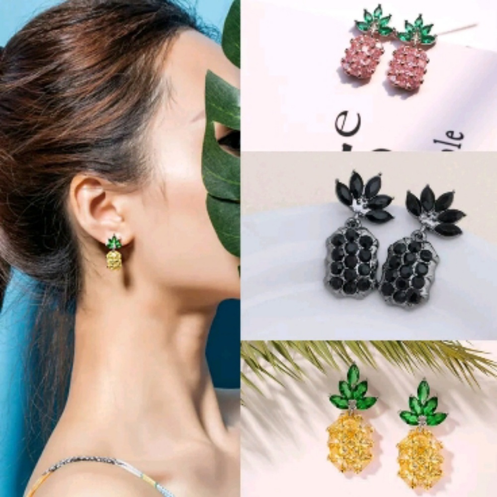 1LEFT 🎀3/$22🎀 Rhinestone Pineapple Earrings - Picture 3 of 5